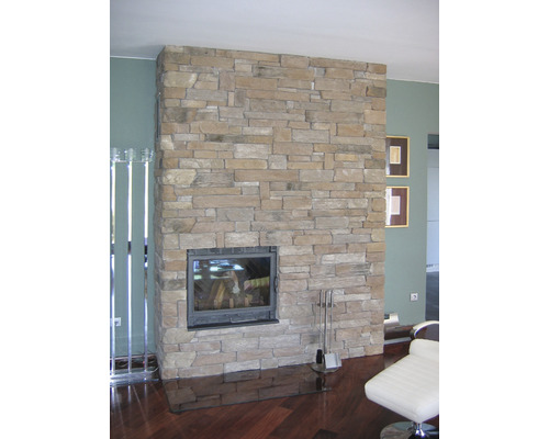 Krb s kamenným obkladem v obývacím pokoji