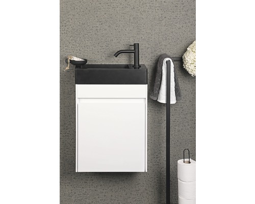 Koupelna s umyvadlovou skříňkou v bílé a černé barvě, armaturou, držákem na ručníky a držákem toaletního papíru