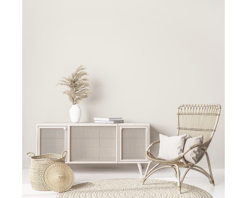 Obývací pokoj s komodou, ratanovým křeslem, kobercem a dekoracemi pro světlé a přátelské prostředí