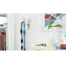 Nástěnné háčky s vodítkem a klíči ve světlé místnosti