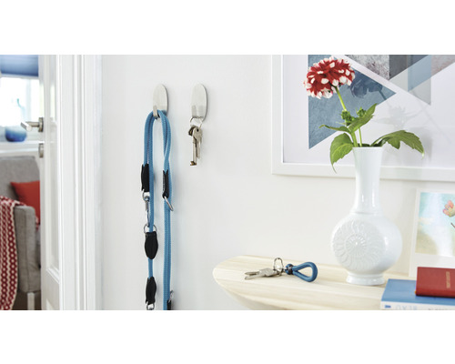 Nástěnné háčky s vodítkem a klíči ve světlé místnosti