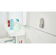 Koupelnová scéna s jedním stříbrným hákem na zdi