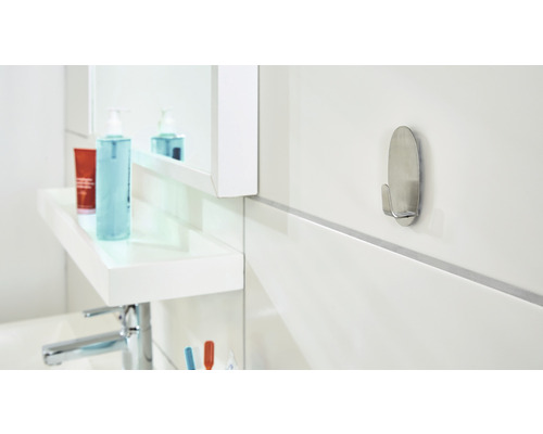 Koupelnová scéna s jedním stříbrným hákem na zdi