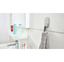 Koupelna s umyvadlem, zrcadlem a háčkem na ručníky s ručníkem