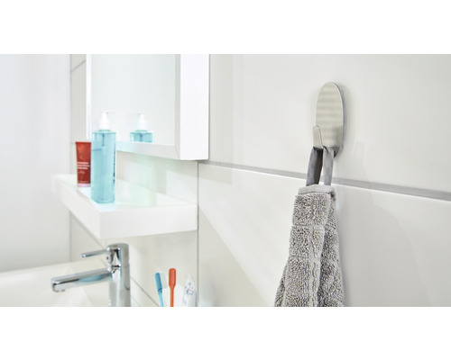 Koupelna s umyvadlem, zrcadlem a háčkem na ručníky s ručníkem