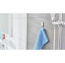 Moderní koupelna s háčkem na ručníky a sprchou