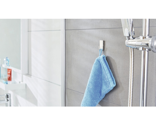 Moderní koupelna s háčkem na ručníky a sprchou