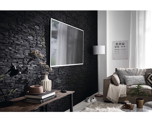 Obývací pokoj s kamennou tapetou, televizí a gaučem