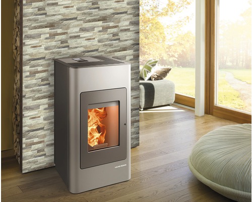 Peletová kamna v obývacím pokoji s kamennou tapetou a dřevěnou podlahou