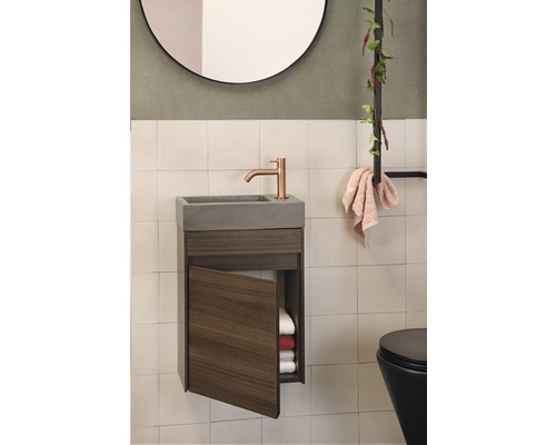 Koupelna s umyvadlem, skříňkou pod umyvadlo, baterií a zrcadlem