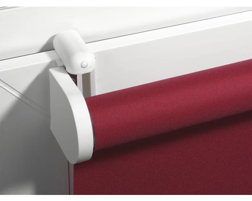Roleta s bílým držákem a vínově červenou látkou