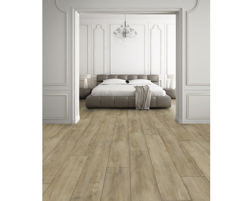 Světlá ložnice s dřevěnou podlahou, postelí a dekorativním osvětlením.