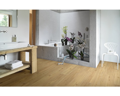 Koupelna s vanou, umyvadlem a dřevěnou podlahou