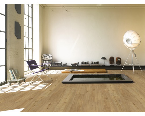 Světlý obývací pokoj s laminátovou podlahou, okny a designovým nábytkem