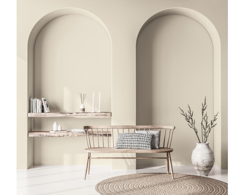 Interiér s lavicí, okrasným polštářem, kulatým kobercem, policemi, dekorativními předměty a rostlinou ve váze