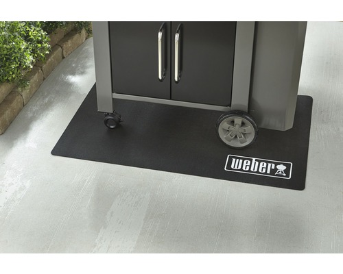 Grilovací rohož Weber pod grilem s kolečky a skříňkou
