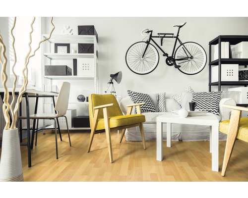 Obývací pokoj s laminátovou podlahou, pohovkou, křeslem a regály