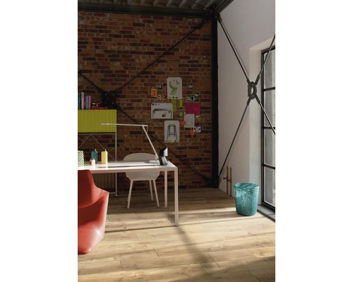 Světlý pokoj se stolem, židlí, regály a dřevěnou podlahou