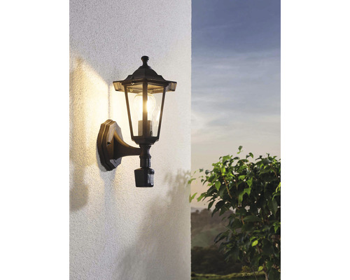 Venkovní nástěnné svítidlo ve stylu lucerny na stěně domu