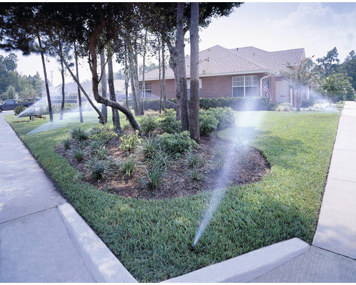 Zavlažovací systém pro trávník a zahradní plochu před obytným domem.