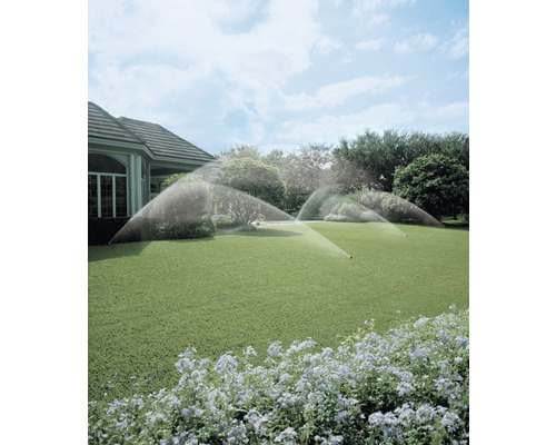 Zavlažovací systém pro zahradu s travními postřikovači v provozu