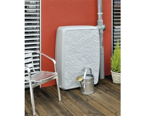 Nádrž na vodu s kohoutkem, konev a zahradní židle na terase