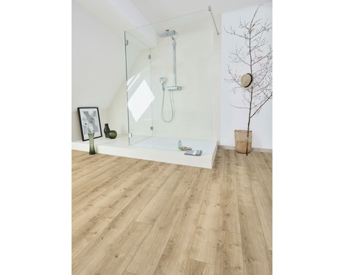 Světlá koupelna se sprchou a dřevěnou podlahou