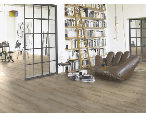 Světlý obývací pokoj s knihovnou, žebříkem, křeslem ve tvaru rukavice a laminátovou podlahou