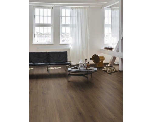 Obývací pokoj s laminátovou podlahou, pohovkou a stolem