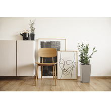 Obývací pokoj s dřevěnou židlí, rostlinami a dekorací