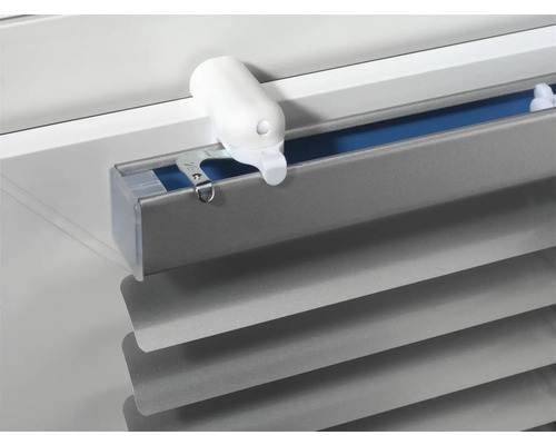 Detailní pohled na šedou žaluzii s ovládacími prvky pro regulaci světla.