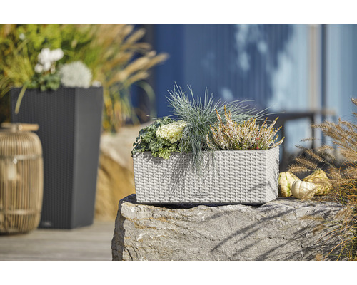 Dekorativní květináče v zahradním prostředí.