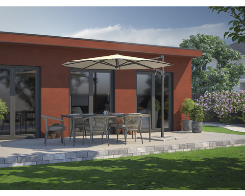 Terasa s jídelním stolem, židlemi a slunečníkem před domem.