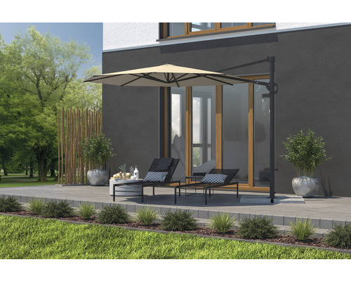 Terasa se slunečníkem, lehátky a dekorací