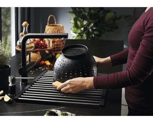 Dřez s odkapávačem a mycími rukama