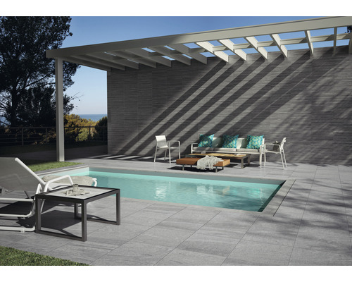 Exteriér s bazénem, dlažba, obkládaná stěna, pergola a zahradní nábytek.