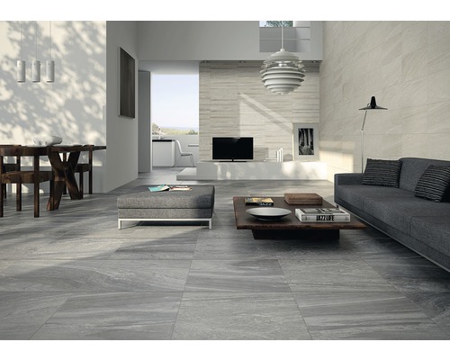 Moderní obývací pokoj s šedou dlažbou, gaučem a jídelním stolem