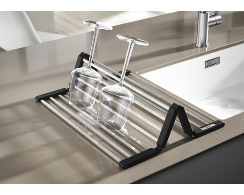 Odkapávač se dvěma sklenicemi na pracovní desce vedle dřezu