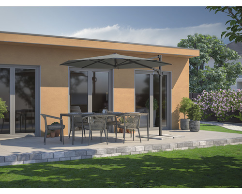 Terasa s jídelním stolem, židlemi a slunečníkem před budovou