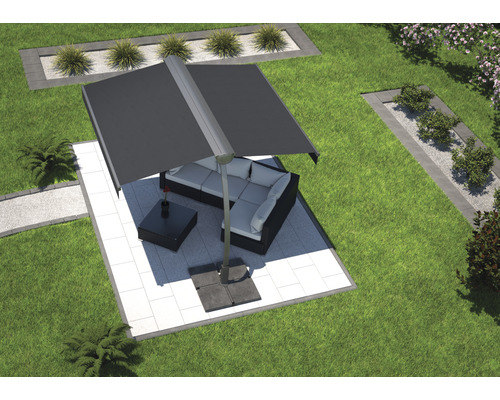 Pohled do zahrady se slunečníkem a posezením na dlážděné ploše