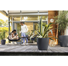 Terasa s květináči a relaxujícími lidmi