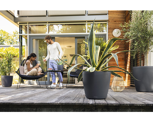 Terasa s květináči a relaxujícími lidmi