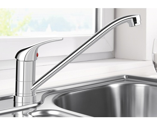 Kuchyňská baterie z kovu v umyvadle