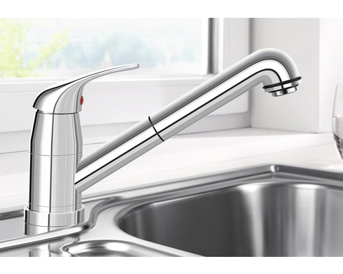 Kuchyňská baterie z kovu v dřezu