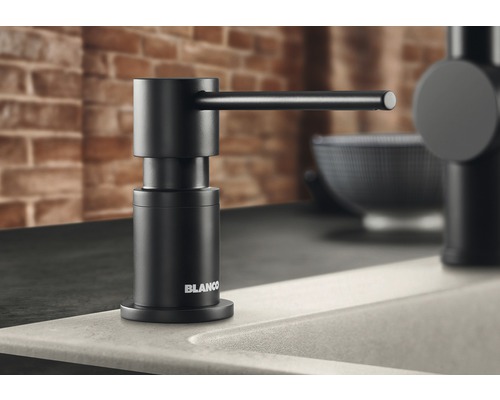 Černý dávkovač mýdla Blanco na mycí prostředek namontovaný na dřezu.