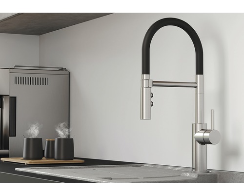 Kuchyňská scéna s dřezovou baterií s otočným výtokem a kávovarem