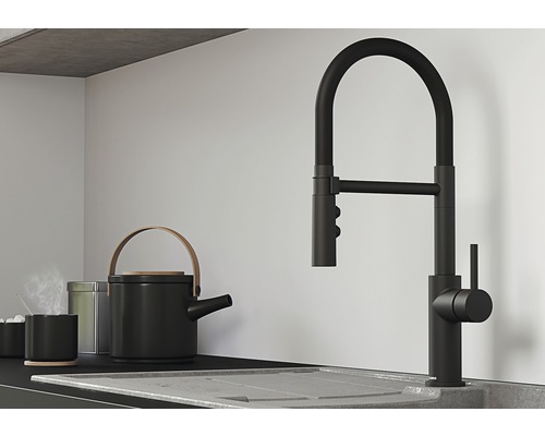 Otočná kuchyňská baterie v kuchyňském prostředí