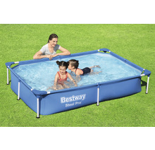 Obdélníkový bazén Bestway Steel Pro s rodinou na trávníku.