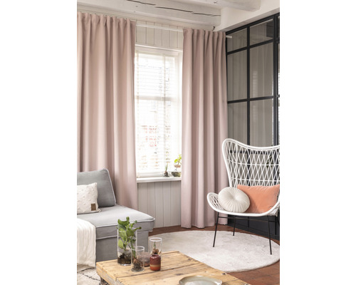 Světlý obývací pokoj se závěsy, pohovkou a křeslem