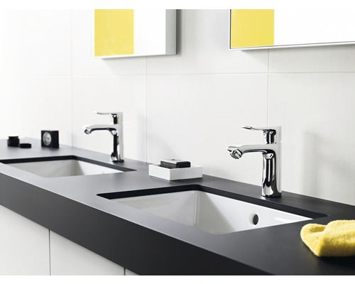 Koupelna se dvěma umyvadly a chromovanými vodovodními bateriemi na tmavé pracovní desce